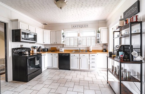 Summerlee House | Historic home. New River Gorge + Firepit +Gameroom, sleeps 10