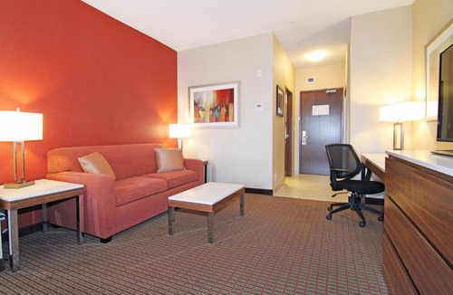 Banff Trail Hotel | Holiday Inn Express and Suites Calgary University by IHG