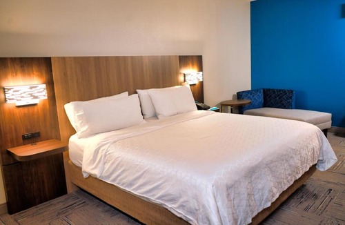 Oldsmar Hotel | Holiday Inn Express Hotel & Suites Tampa-Oldsmar by IHG