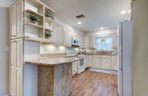 Tarpon Springs House | HOLIDAY SALE! Spacious 3 BR close to the Beach! Pet Friendly! ALL 5 ⭐️ reviews!
