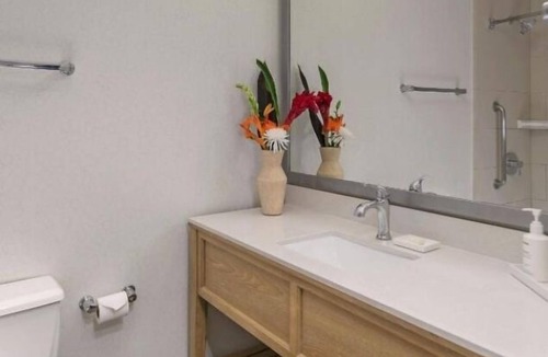 Mission Beach Hotel | Home Away From Home! Onsite Pool, Parking! Near San Diego Airport!