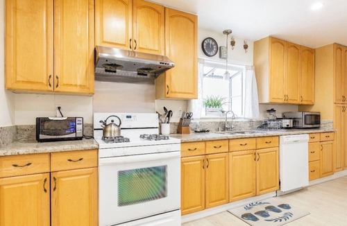 Buena Park House | Home Away From Home Near Disneyland, Knott’s Berry Farm, Beaches, & Los Angeles.