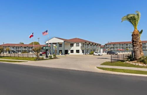 Arena District Hotel | HomeTowne Studios by Red Roof San Antonio E - Frost Bank Center
