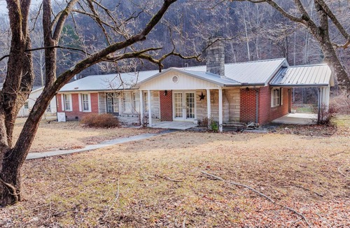 Stafford House | Horsepen Trail Retreat in Gilbert Wv