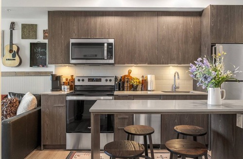 Crescent Heights Apartment | Howdy! 1BR Western Theme w Rooftop Patio & AC