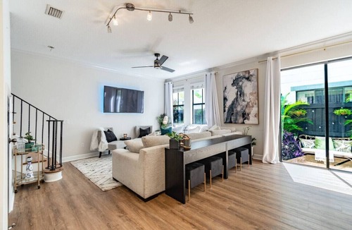 Courier City - Oscawana House | Hyde Park/SoHo/Downtown 2/2 Townhome