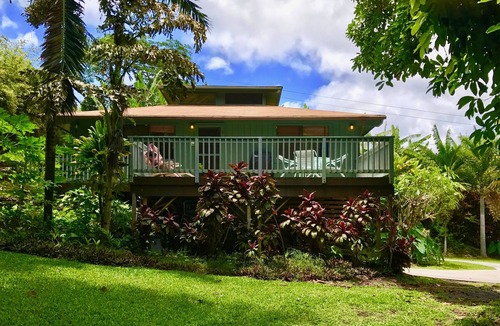 Hana House | IDEAL BEACH LOCATION 2 BR LARGE DECK "PRIVATE'