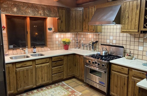 El Prado House | Ideal Location for Skiing, shopping, hiking, music, food and fun!