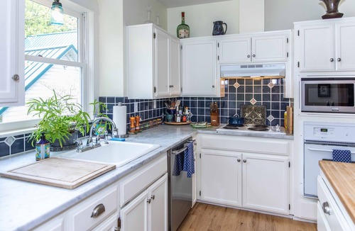 Molalla House | Idyllic Farm Retreat for Family & Friends - One hour from Portland, OR.