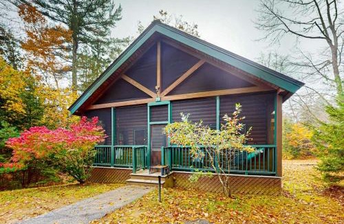 Northport House | Idyllic three-bedroom dog-friendly cabin w/full kitchen, fireplace & hiking