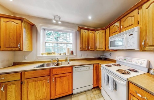 Waldoboro House | Idyllic waterfront home with furnished deck, grill, sweeping views & private W/D