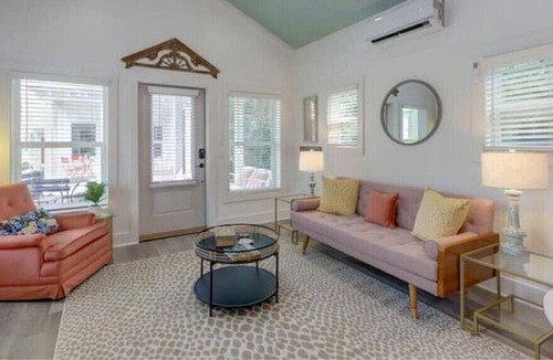 Thunderbolt Cottage | In The Pink - Sassy Cottage 5 min to SAV