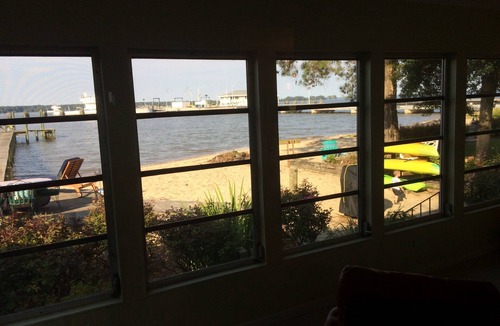 Surry Cottage | James River Beach Retreat - Waterfront - Williamsburg - Jamestown - Yorktown.