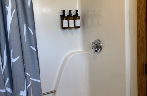 Greenville Junction Bed & Breakfast | Juniper Motel *Double Queen*RM13*ATV Access*Dock*Waterfront