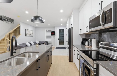 Mount Pleasant Villa | King Bed 10 Minutes To Downtown Luxury Townhouse