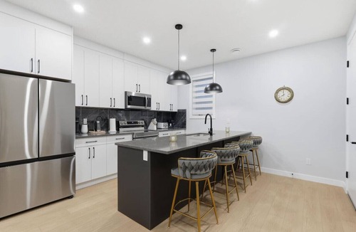 Mount Pleasant Villa | King Bed 10 Minutes To Downtown Luxury Townhouse
