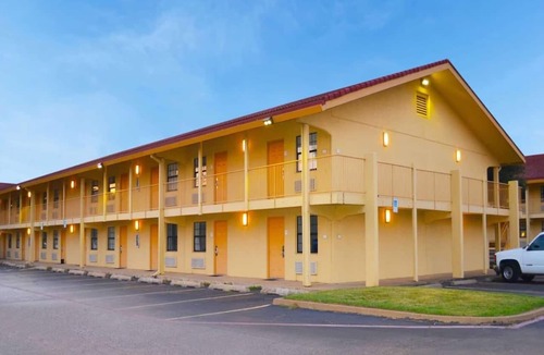 Texarkana Apartment | King Bed Accessible Non-Smoking