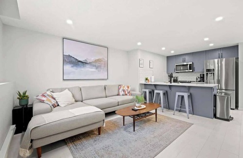 Keith Apartment | King Bed Mtn Escape Free Parking 1hr to Banff