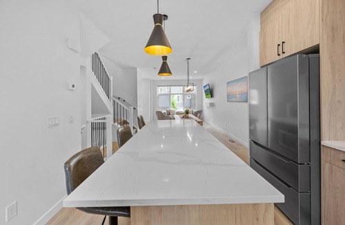 Southwest Calgary Villa | King Bed | Ping Pong | 3BR | Garage| AC | Backyard