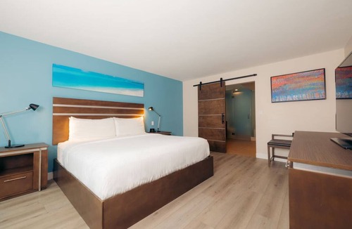 Harbor Hotel | King Deluxe Patio, The Cove Hotel | Heated Pool and Wave Lounge