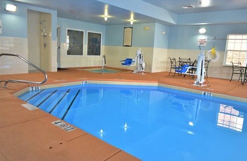 Nor Este Apartment | King Suite | Free Breakfast Buffet! Pool + Hot Tub Access