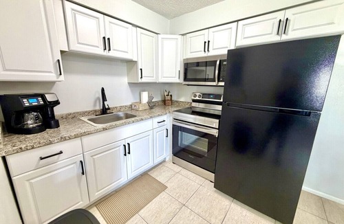 Oakford Park Apartment | King Suite Full Kitchen Near Airport & Downtown