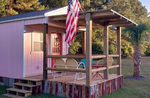 Hubert Cottage | King Suite Minutes to Beach Shopping Nature Trails Boating Historic Sites