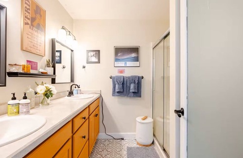 Hood River Apartment | King Suite Private Entry | Walk to Shops & Dining