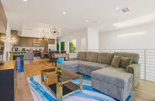 Los Angeles House | L. Huge 7BR Pad: Downtown 15m, 3700sqft