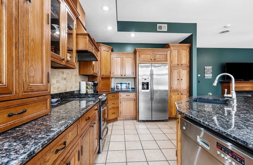 Hartland House | Lakefront & Beach, Game Room, Gorgeous Views, Swim, Kayak, Fire Pit & Pizza oven