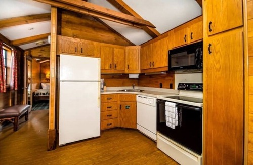 Seminole Apartment | Lakefront Cabin #406, 10mins to Beach/Dog Friendly/Prime Location/BOOK TODAY