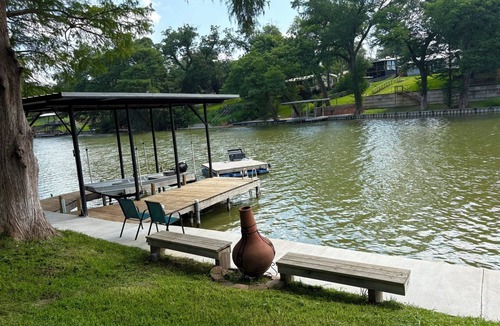 McQueeney House | Lakehouse 3BR Retreat –Kayaks, Paddleboards, Floating Dock, PingPong, Volleyball