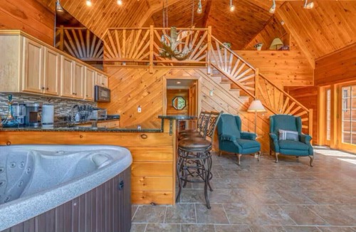 Old Town Cabin | Lakeside Lodge |Family Cabin w/Hot Tub & Steam Shower