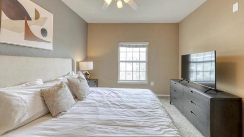 Pinellas Park Apartment | Landing Modern Apartment with Amazing Amenities (ID8573X64)