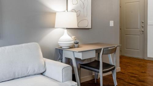 Georgetown Apartment | Landing Modern Apartment with Amazing Amenities (ID8123X17)