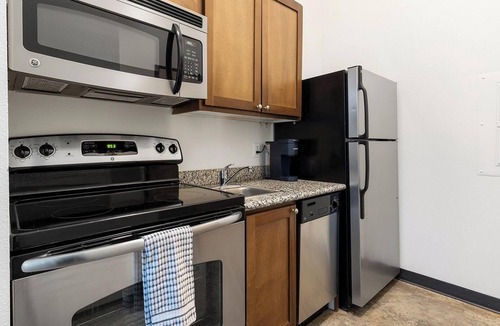 Pearl District Apartment | Landing | Modern Studio, Gym, Courtyard