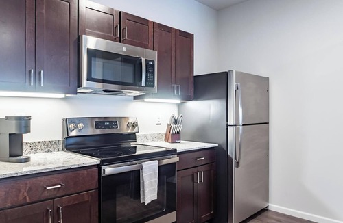 Greenwich Apartment | Landing | Spectacular 2BD, Pool, Courtyard