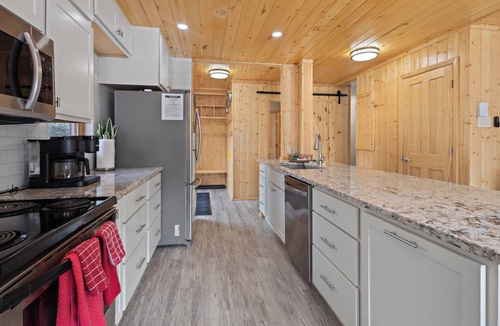 Red River House | Large Cabin "Wright on the River" 5 Star-Riverfront-WIFI-Firepit-Large Deck-Mountain Views