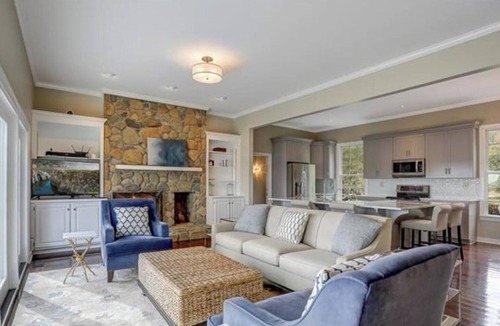 West Point House | Large riverfront retreat -views, bunkroom, firepit, playset -by Williamsburg!