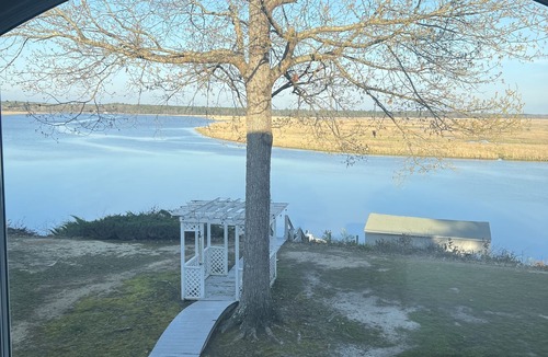 West Point House | Large riverfront retreat -views, bunkroom, firepit, playset -by Williamsburg!