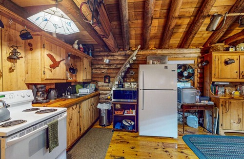 Monson Cabin | Large Rustic Cabin * Waterfront *Lake Access