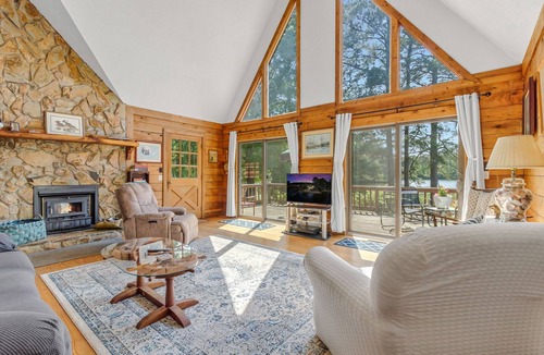 Edwardsville House | Large waterfront cabin, kayaks & paddle boards, fire pit. Crabbing and fishing!