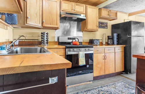 Otis House | Lazy Daze Beech Hill Pond - New! Waterfront Camp
