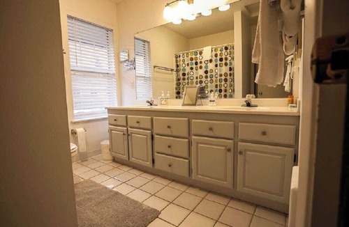 Hood River Condo | Light & Bright - 2 Bedrooms, 2 Bathrooms - Blocks from Downtown with River Views