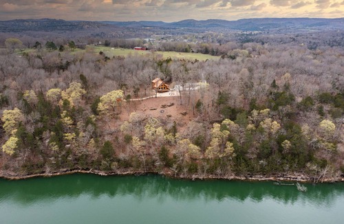 Eagle Rock Cabin | Little Cedar Lodge-Amazing Lake and Mountain Views -Hot Tub-Fire Pit