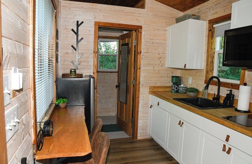 Knoxville Cottage | Local Creek Tiny Home. Hot Tub. Wifi. Close to everything. Glamping. Private.