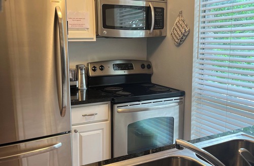 Clarksville Condo | Location! 6th street in Clarksville neighborhood. Walk to attractions.