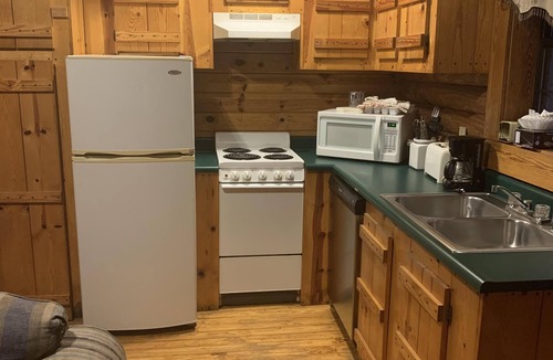 Slade Cabin | Log Cabin close to Natural Bridge State Park with hot tub and Wi-Fi