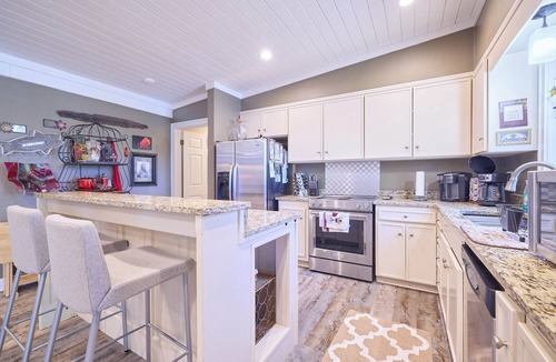 Mid America House | Looking for a little piece of heaven? This is it! Spectacular views and hot tub
