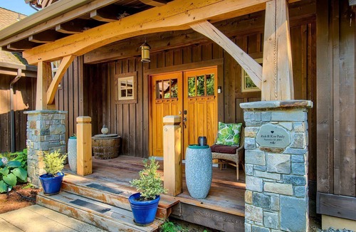 Stevenson Cabin | Luminous and Spacious Ski Cabin with Shared Hot Tub that Offers Stunning Landscapes of the Columbia River Gorge, Washington
